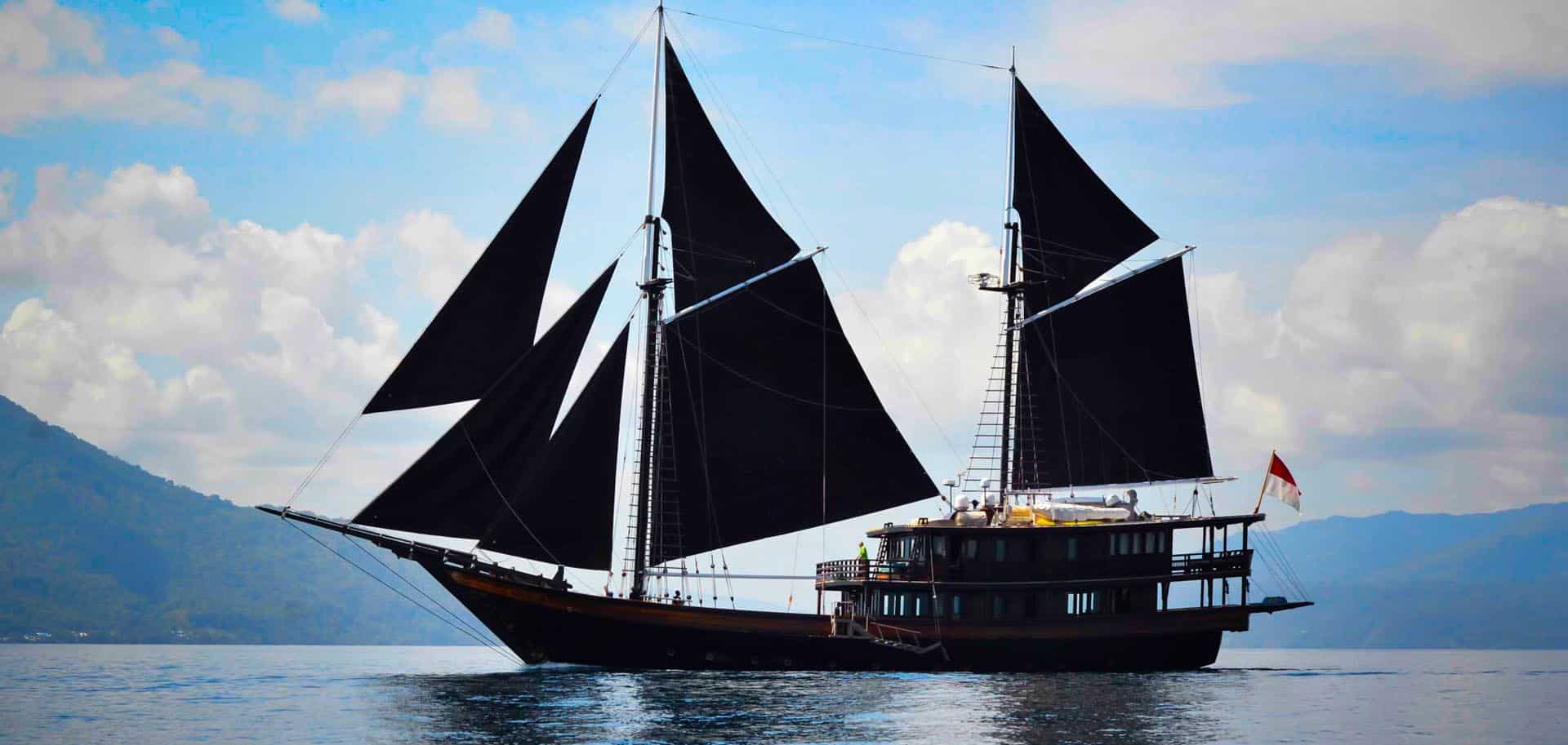 Dunia Baru with its sails out